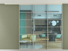 Перегородка Formato вдоль стены на потолок 3 створки с синхронным механизмом