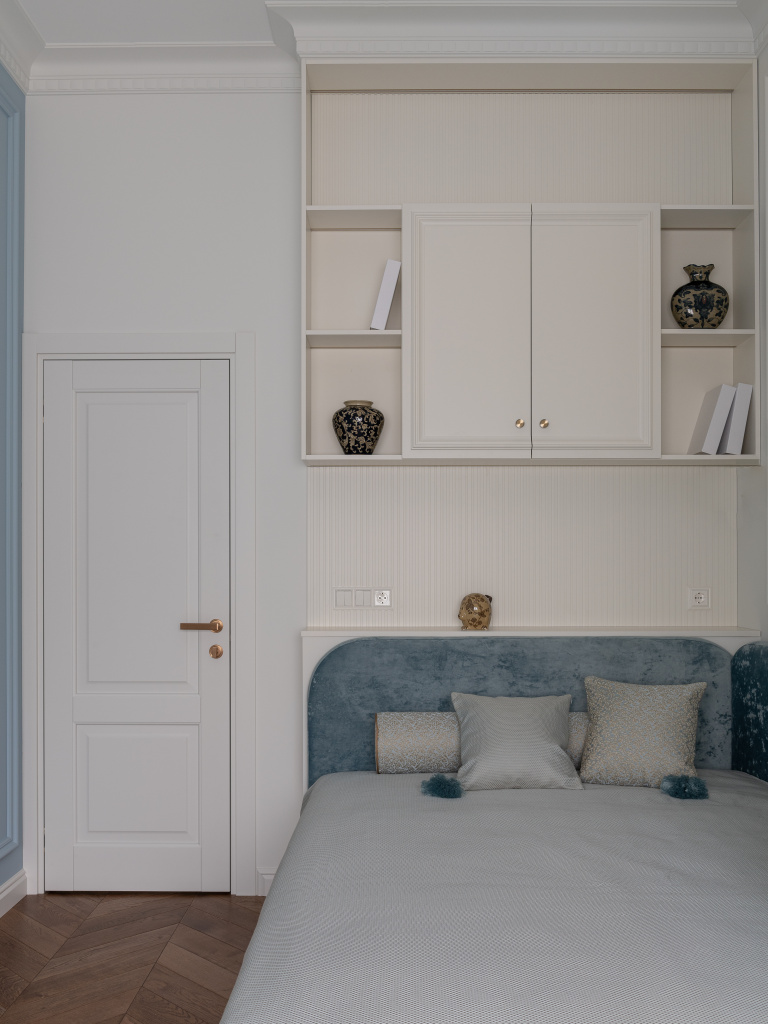 Классическая дверь с порталом и декоративными элементами